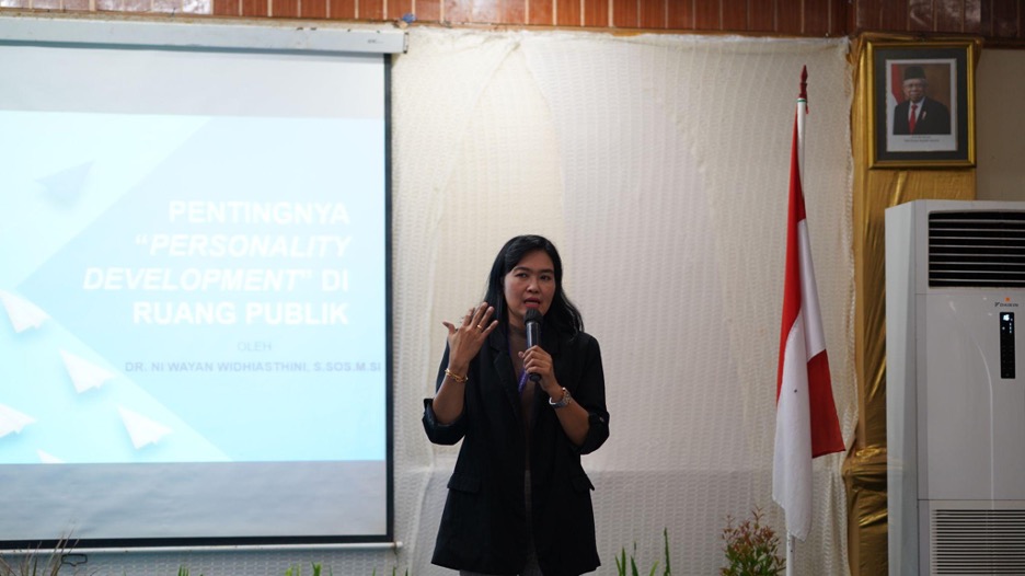 Kembangkan Potensi Diri Melalui Program Personality Development Serta Table Manner Di Universitas Pendidikan Nasional