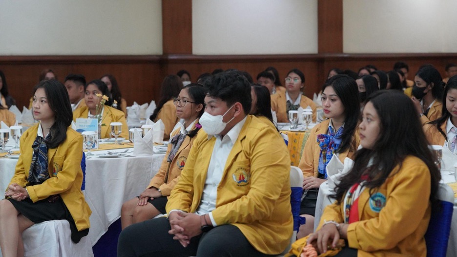 Kembangkan Potensi Diri Melalui Program Personality Development Serta Table Manner Di Universitas Pendidikan Nasional