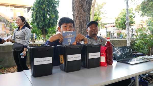 21-Mei-2024—Tim-Teknik-Lingkungan-Universitas-Pendidikan-Nasional-Gelar-Bakti-Sosial-melalui-Edukasi-Pemilahan-Sampah-di-Renon-Denpasar-1