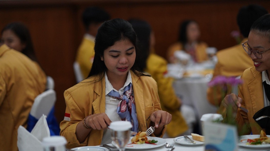 Kembangkan Potensi Diri Melalui Program Personality Development Serta Table Manner Di Universitas Pendidikan Nasional