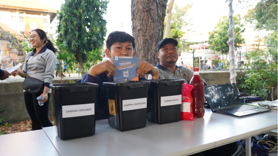 Tim Teknik Lingkungan Universitas Pendidikan Nasional Gelar Bakti Sosial melalui Edukasi Pemilahan Sampah di Renon-Denpasar